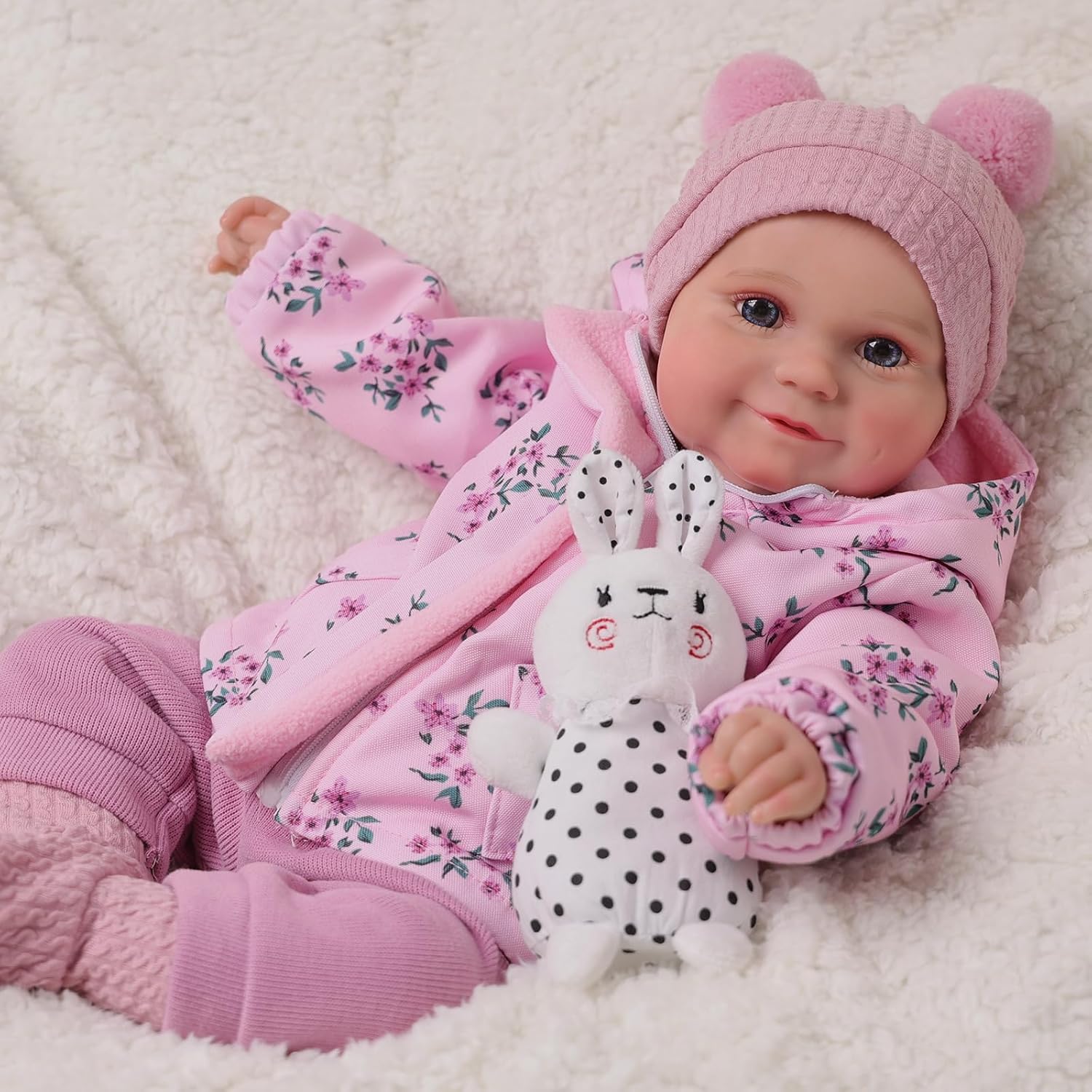 Bébé reborn fille en tenue rose fleurie avec bonnet et peluche lapin
